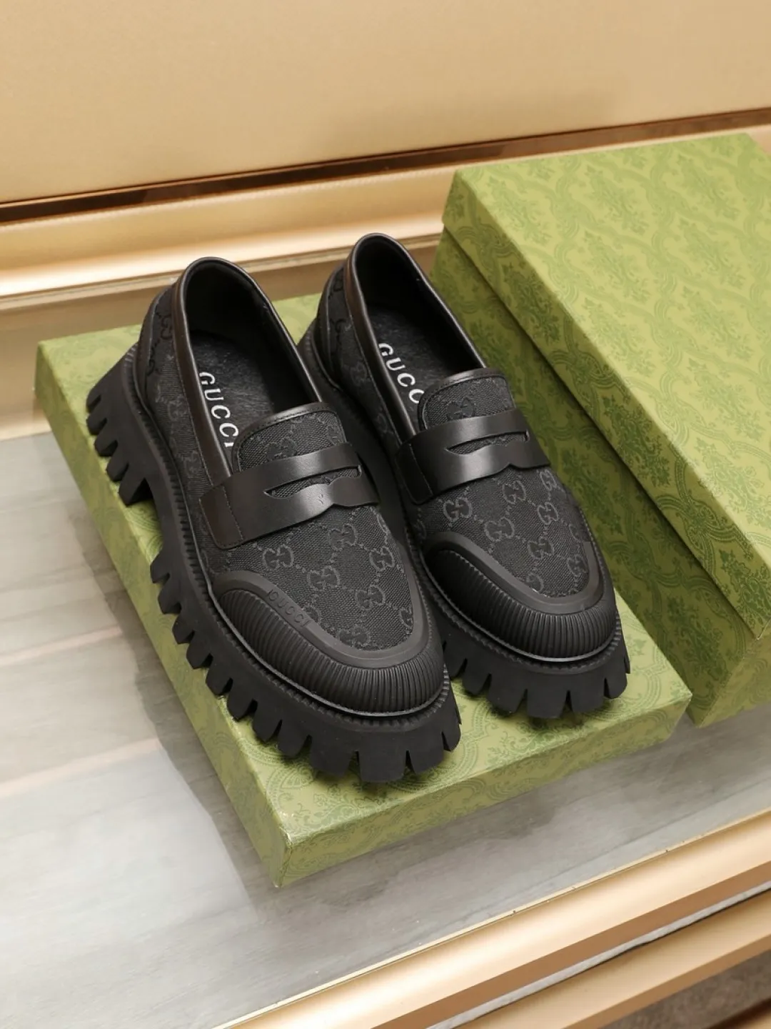 Factory P520💰[GUCCI] 🆕Men's classic loafers, integrating classic shoe styles with retro California style. Slipper style design, easy to put on and take off. The upper is carefully made of original fabric and decorated with a rubber concave sole and the logo on the upper. Wear it with casual clothing or a suit. Size: 38-44 (45.46 customized)